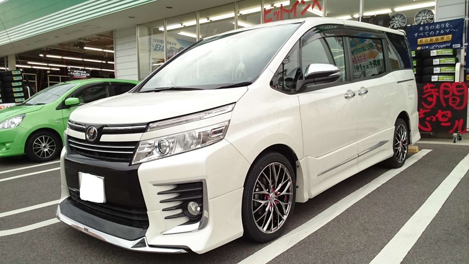 TOYOTA ヴォクシー | タイヤはピットイン