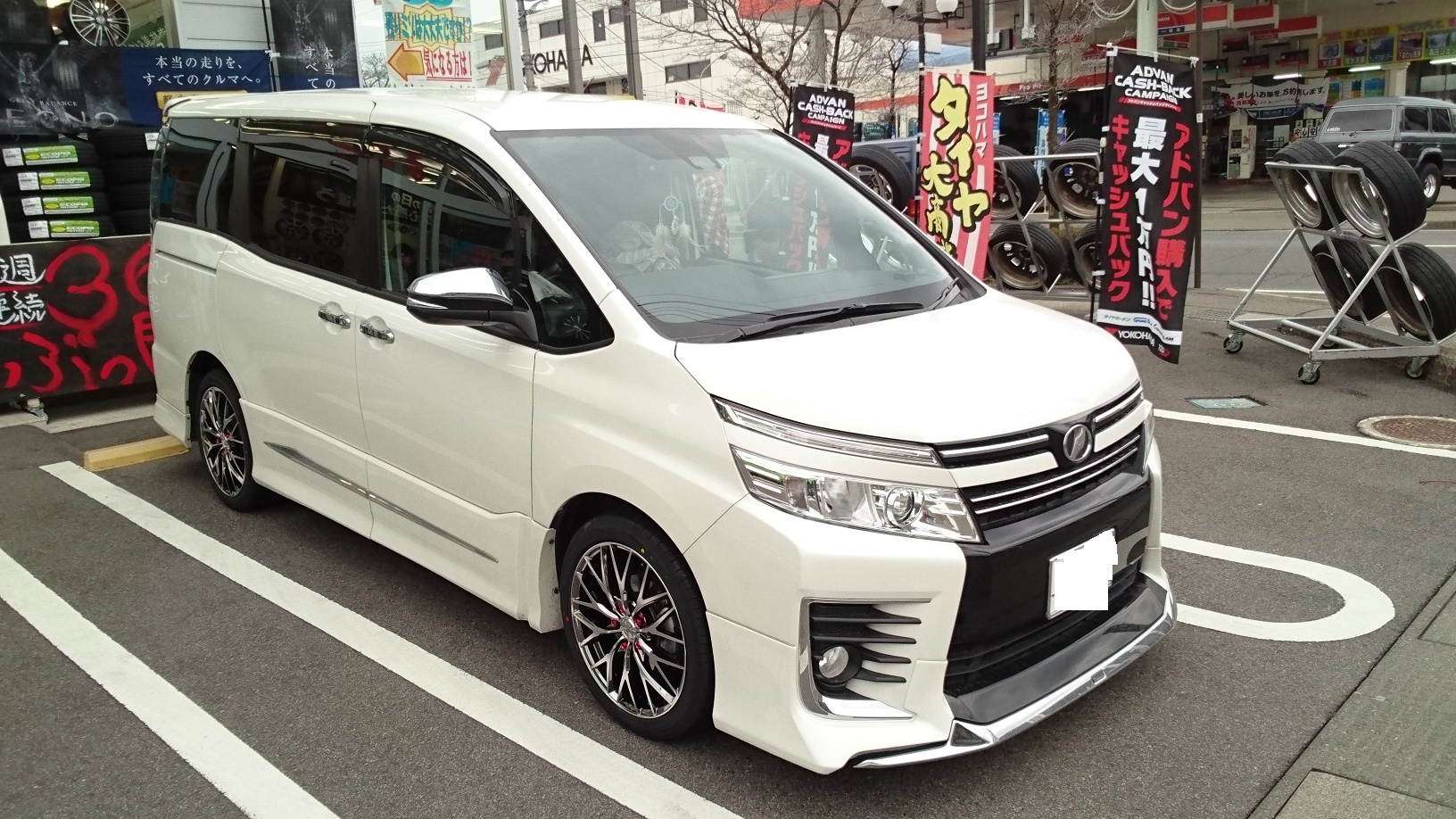 TOYOTA ヴォクシー | タイヤはピットイン