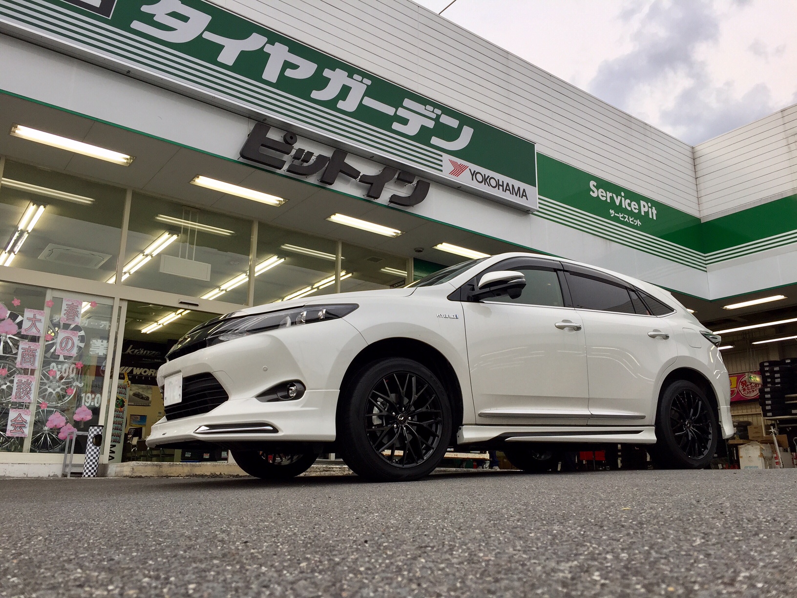 TOYOTA ハリアー | タイヤはピットイン