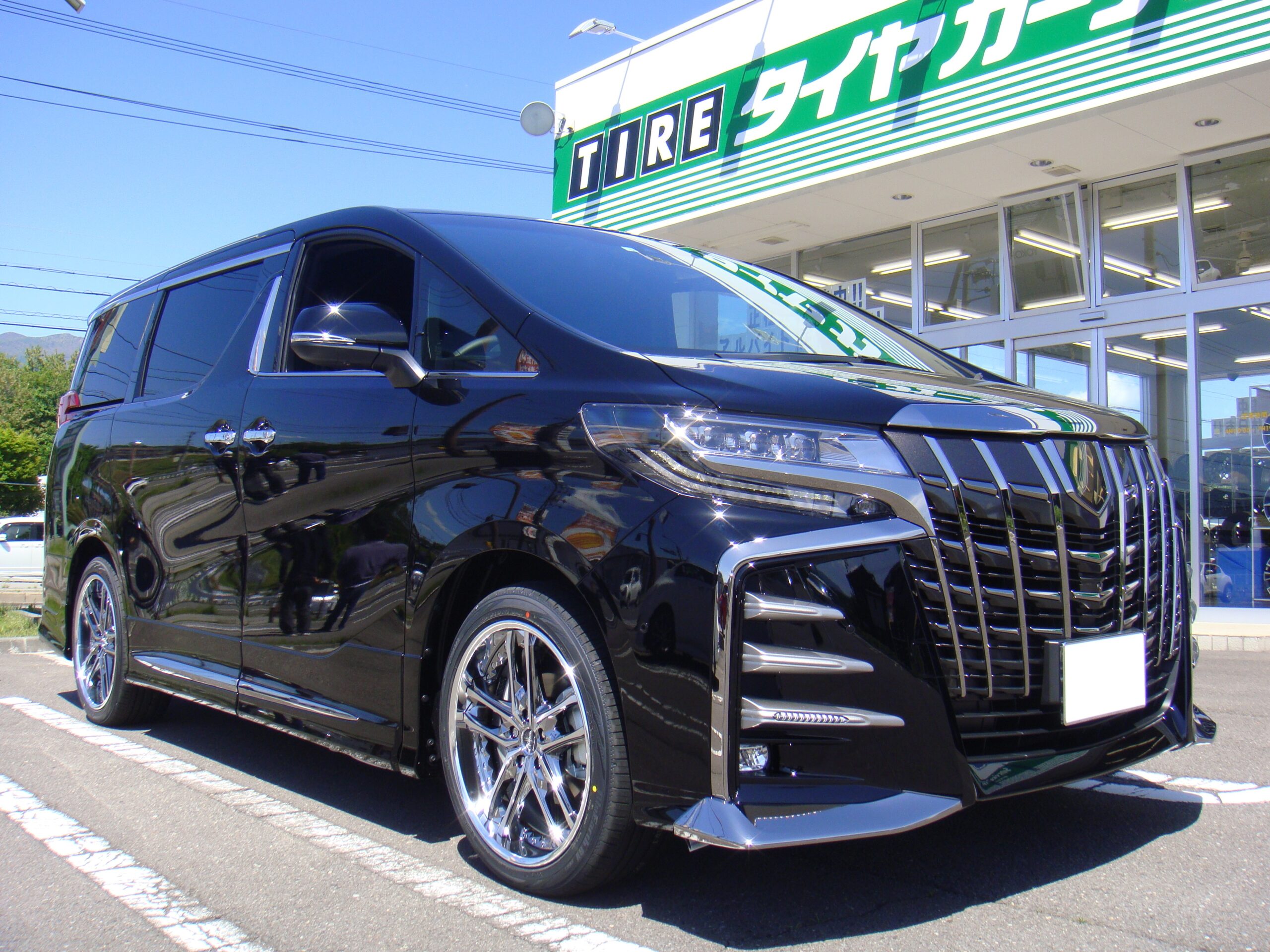 TOYOTA アルファード | タイヤはピットイン