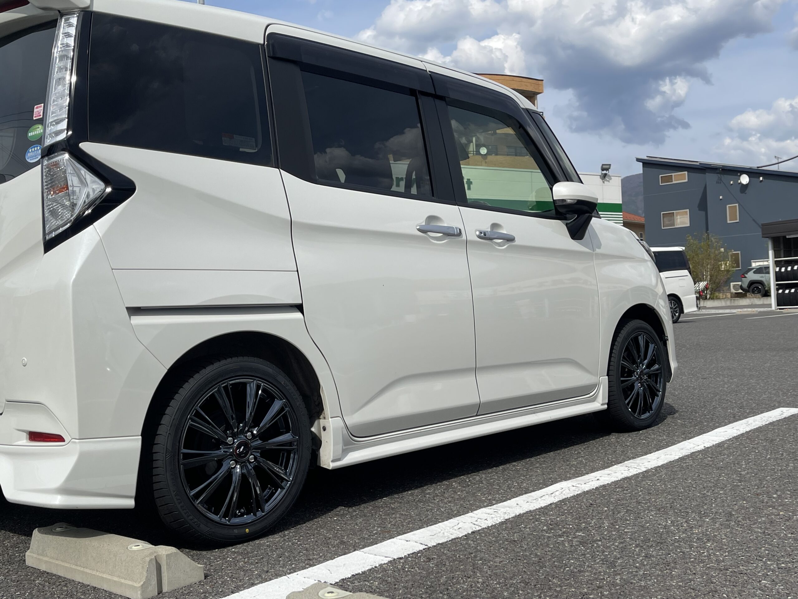 TOYOTA ルーミー | タイヤはピットイン