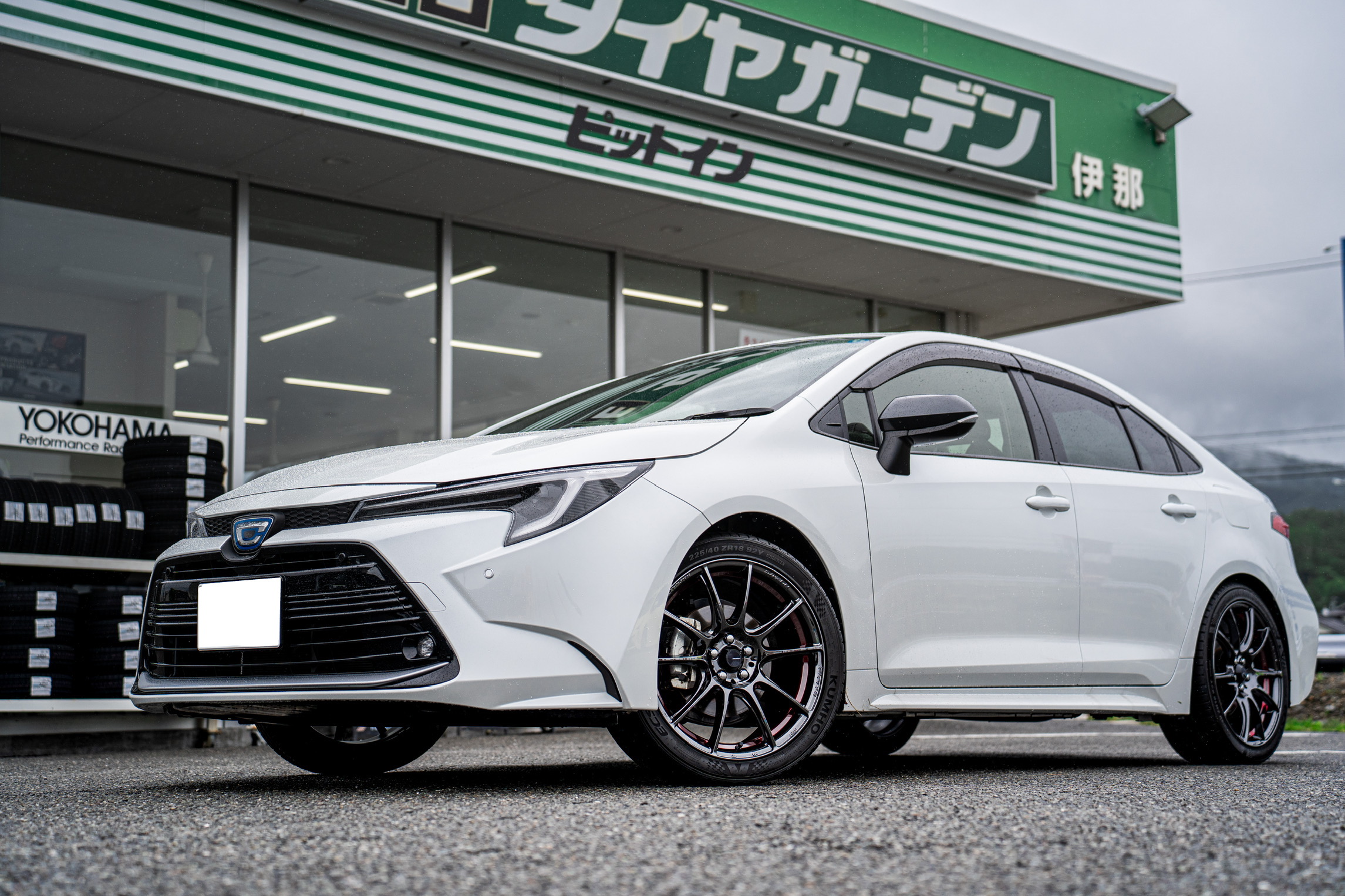 TOYOTA カローラセダン | タイヤはピットイン